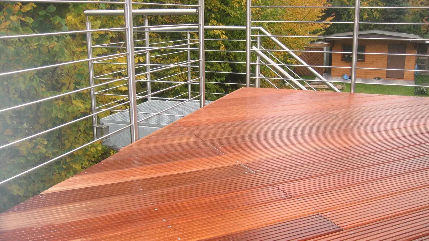 Edelstahlgel&auml;nder an einer Holzterrasse, gefertigt und montiert von der Korzenski Service GmbH