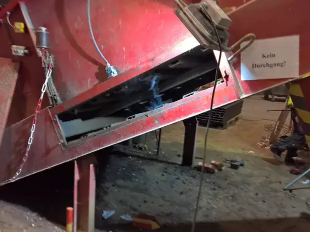 Reparatur an einem Schr&auml;gf&ouml;rderer im Inneren einer Sortieranlage