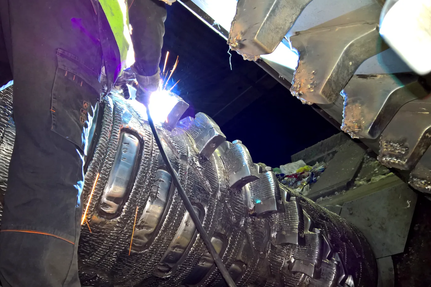 Aufpanzerung einer Zerkleinererwelle unter Lichtbogen, Schweißraupen über die gesamte Wellenlänge