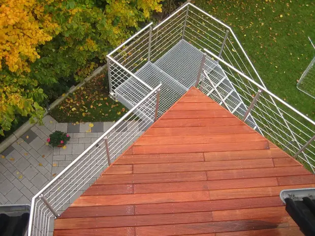 Holzterrasse mit umlaufendem Edelstahlgel&auml;nder und Au&szlig;entreppe