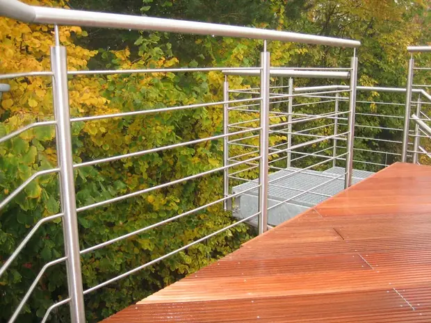 Edelstahlgel&auml;nder an einer Holzterrasse mit Blick ins Gr&uuml;ne