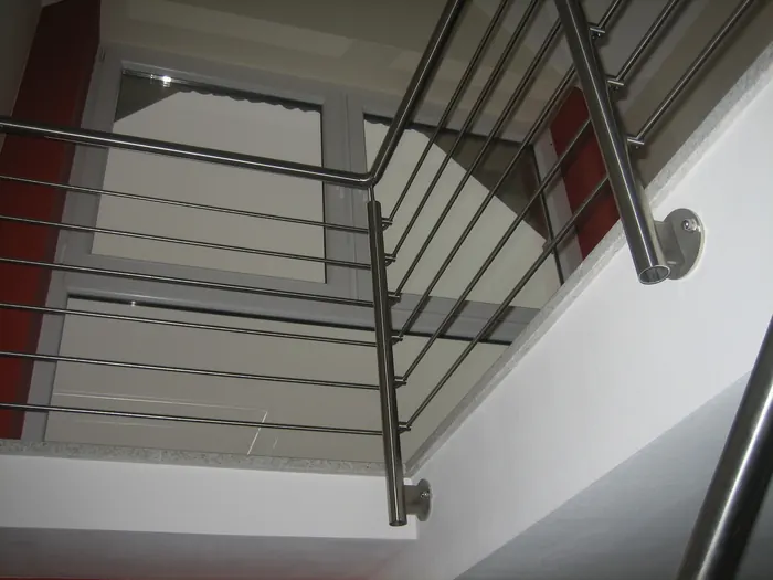 Blick durch das Treppenauge auf mehrere Etagen Edelstahlgel&auml;nder