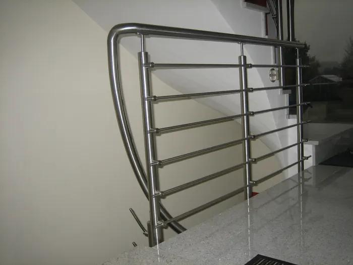 Edelstahl-Treppengel&auml;nder mit Querstreben an einer Innentreppe