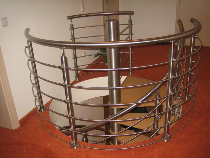 Rundgel&auml;nder aus Edelstahl um eine Wendeltreppe