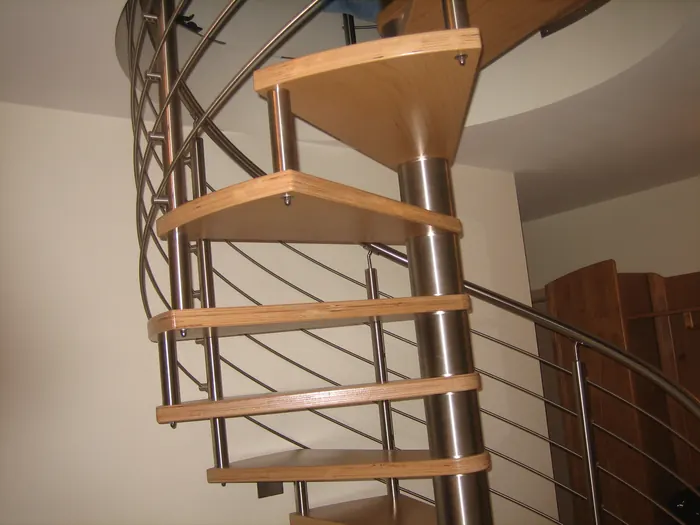 Wendeltreppe mit Holzstufen und Edelstahlgel&auml;nder