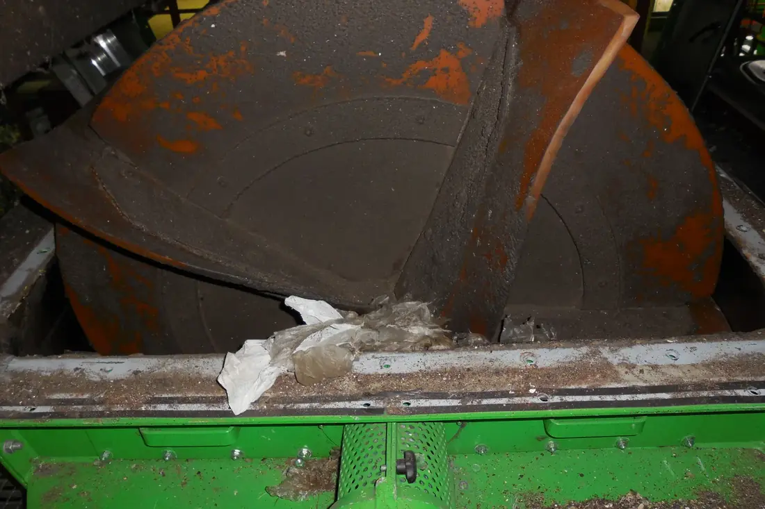 Ge&ouml;ffnetes Geh&auml;use eines Windsichters mit freigelegtem Rotor in einer Sortieranlage